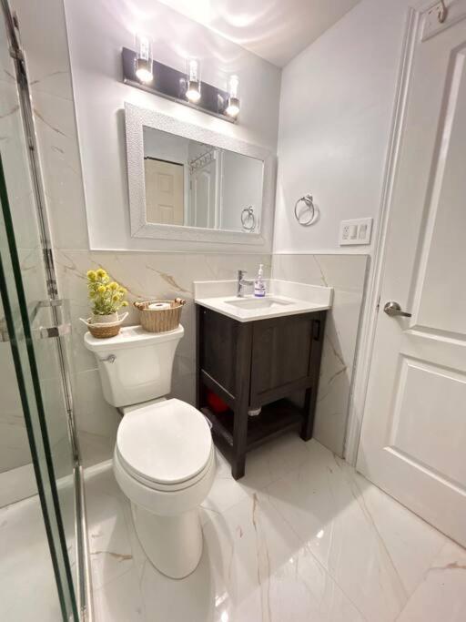 Super Luxury Family Home - 3 Bedrooms, 1 Full Bathroom And 1 Half Washroom With Free Parking, Wifi, Netflix Τορόντο Εξωτερικό φωτογραφία
