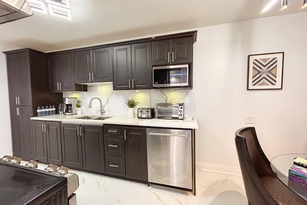 Super Luxury Family Home - 3 Bedrooms, 1 Full Bathroom And 1 Half Washroom With Free Parking, Wifi, Netflix Τορόντο Εξωτερικό φωτογραφία
