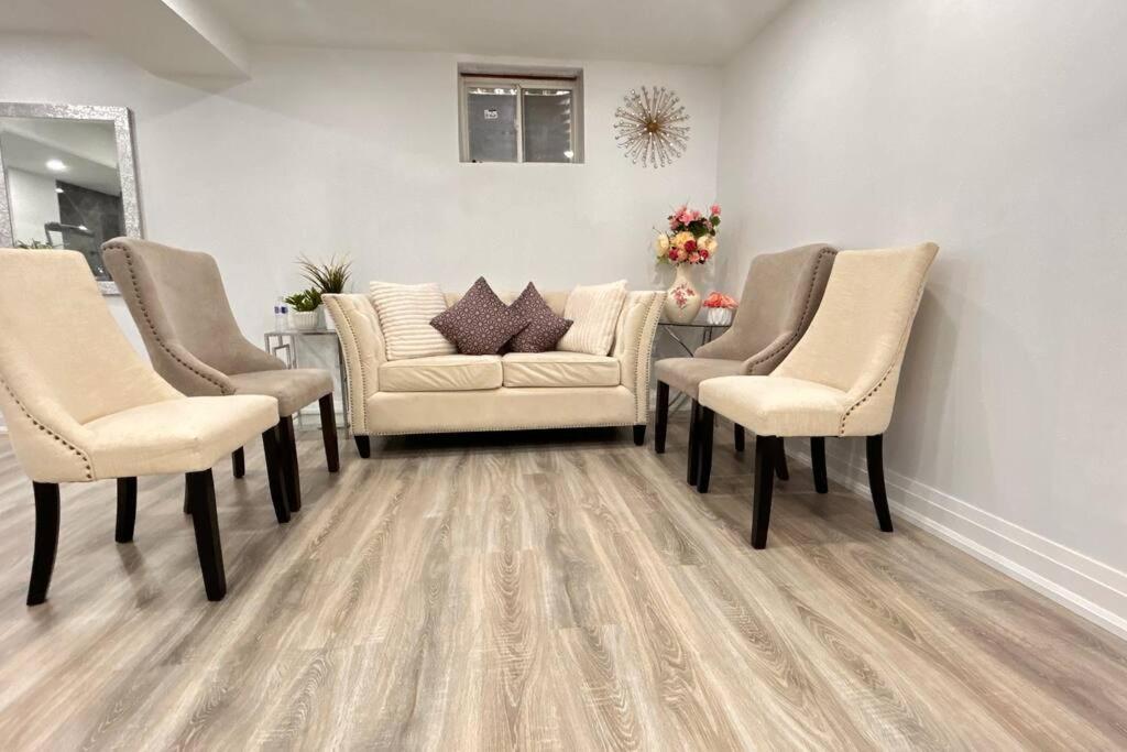 Super Luxury Family Home - 3 Bedrooms, 1 Full Bathroom And 1 Half Washroom With Free Parking, Wifi, Netflix Τορόντο Εξωτερικό φωτογραφία