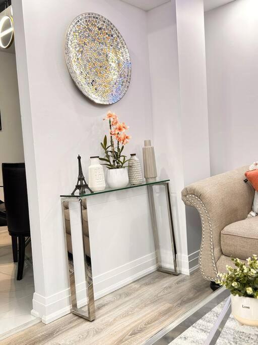 Super Luxury Family Home - 3 Bedrooms, 1 Full Bathroom And 1 Half Washroom With Free Parking, Wifi, Netflix Τορόντο Εξωτερικό φωτογραφία