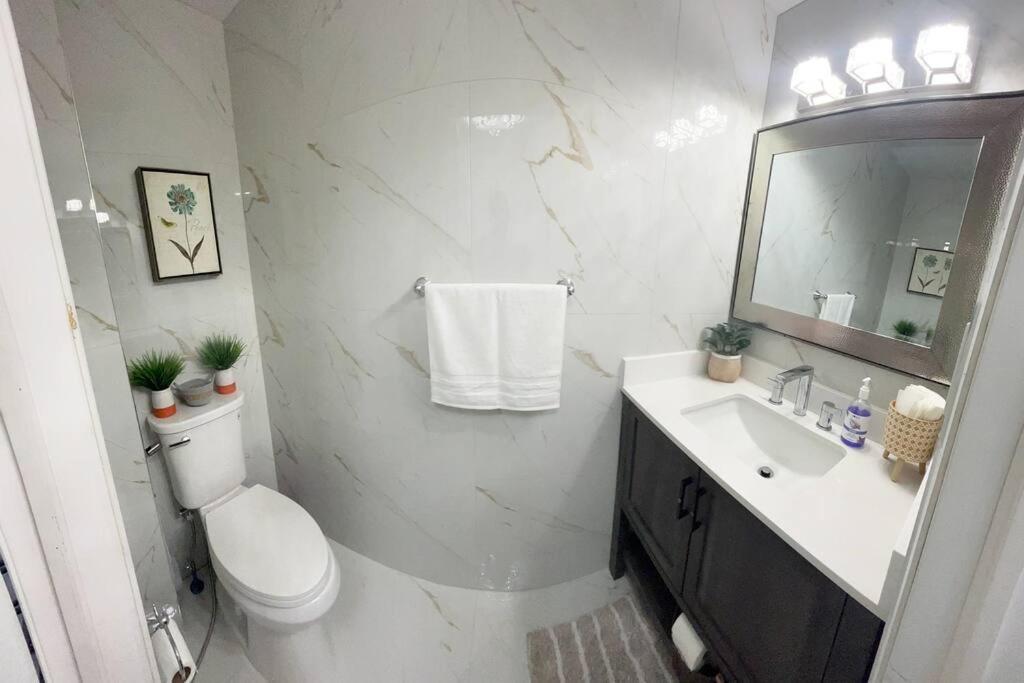 Super Luxury Family Home - 3 Bedrooms, 1 Full Bathroom And 1 Half Washroom With Free Parking, Wifi, Netflix Τορόντο Εξωτερικό φωτογραφία
