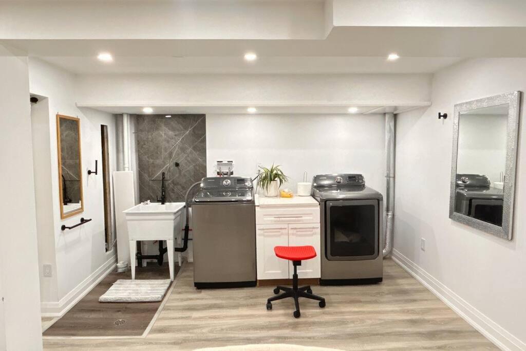 Super Luxury Family Home - 3 Bedrooms, 1 Full Bathroom And 1 Half Washroom With Free Parking, Wifi, Netflix Τορόντο Εξωτερικό φωτογραφία