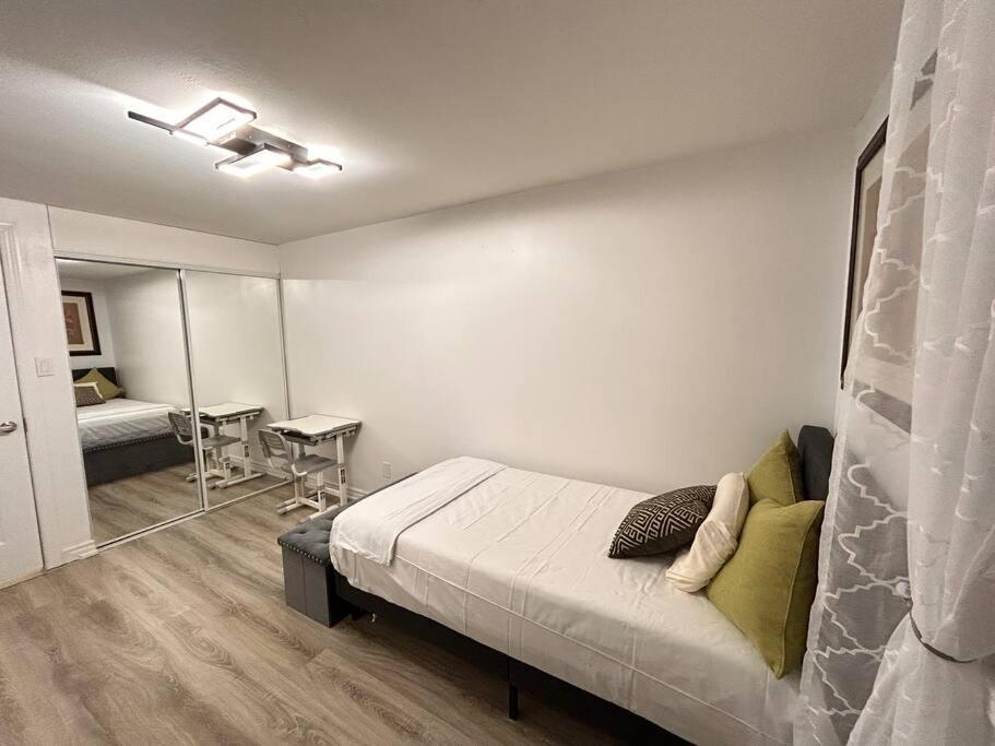 Super Luxury Family Home - 3 Bedrooms, 1 Full Bathroom And 1 Half Washroom With Free Parking, Wifi, Netflix Τορόντο Εξωτερικό φωτογραφία