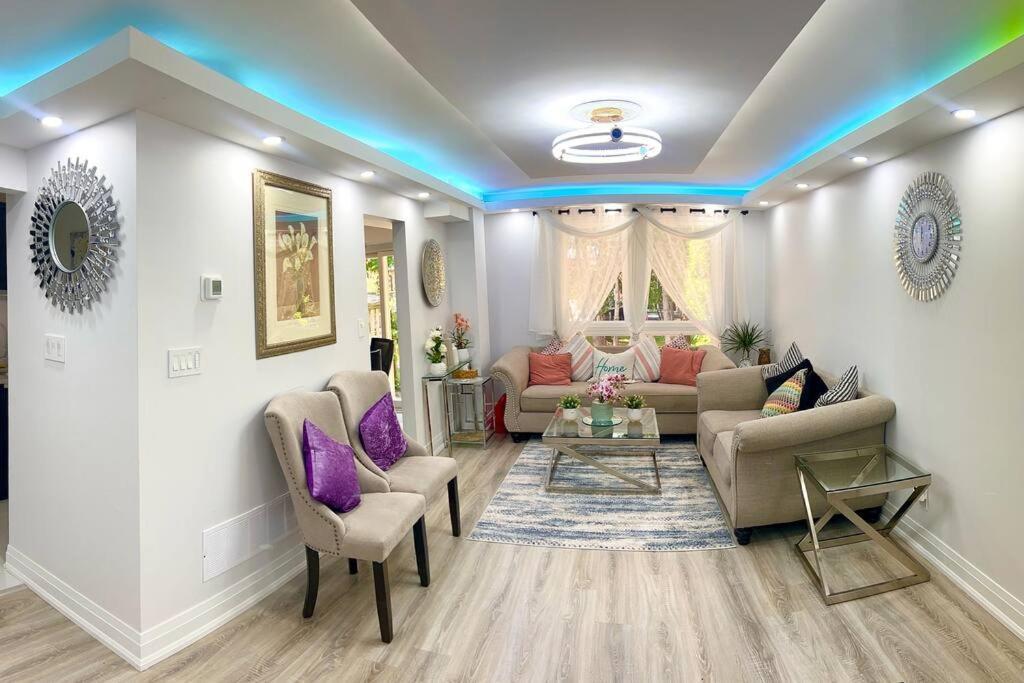 Super Luxury Family Home - 3 Bedrooms, 1 Full Bathroom And 1 Half Washroom With Free Parking, Wifi, Netflix Τορόντο Εξωτερικό φωτογραφία
