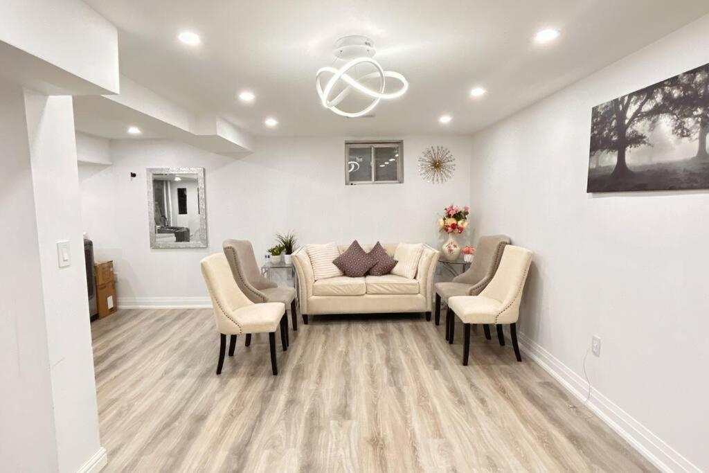 Super Luxury Family Home - 3 Bedrooms, 1 Full Bathroom And 1 Half Washroom With Free Parking, Wifi, Netflix Τορόντο Εξωτερικό φωτογραφία