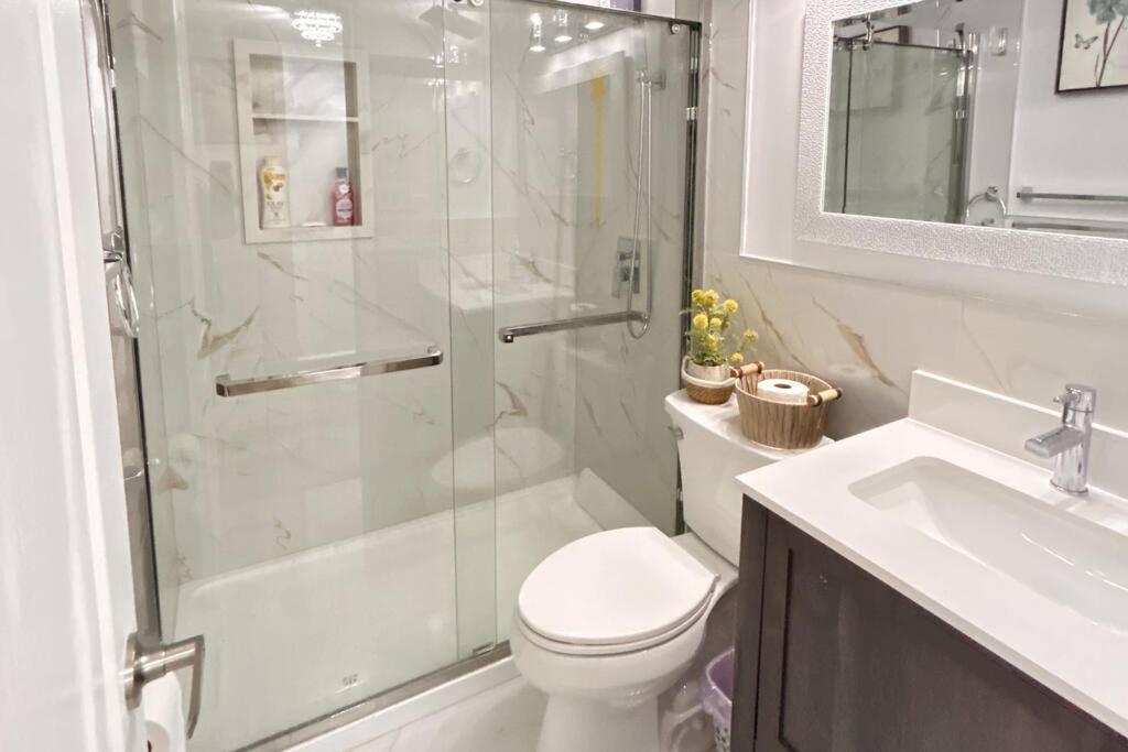 Super Luxury Family Home - 3 Bedrooms, 1 Full Bathroom And 1 Half Washroom With Free Parking, Wifi, Netflix Τορόντο Εξωτερικό φωτογραφία