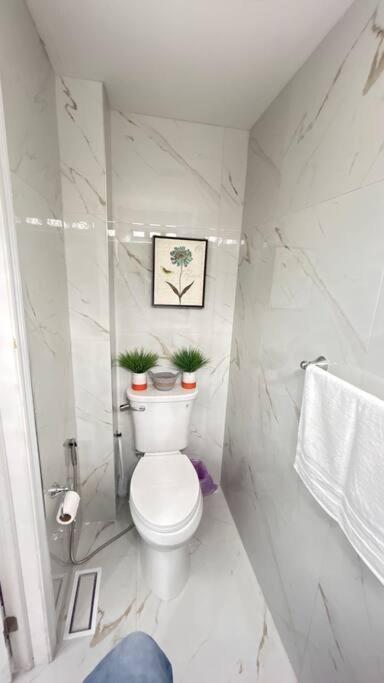 Super Luxury Family Home - 3 Bedrooms, 1 Full Bathroom And 1 Half Washroom With Free Parking, Wifi, Netflix Τορόντο Εξωτερικό φωτογραφία