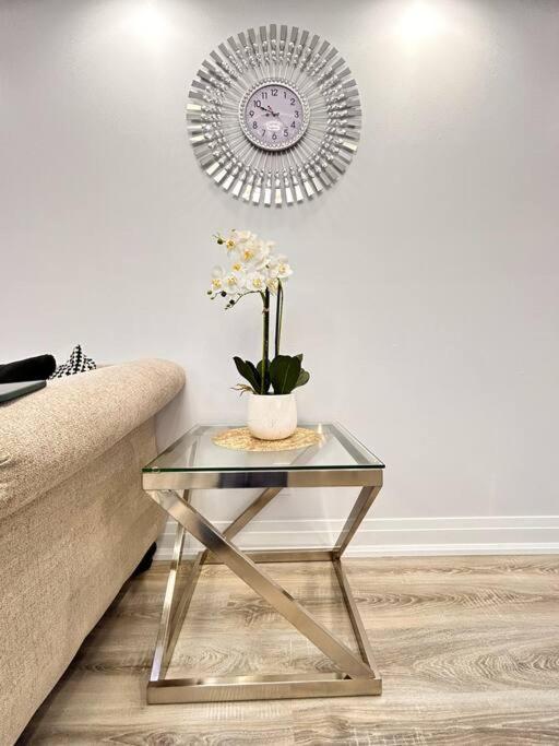 Super Luxury Family Home - 3 Bedrooms, 1 Full Bathroom And 1 Half Washroom With Free Parking, Wifi, Netflix Τορόντο Εξωτερικό φωτογραφία