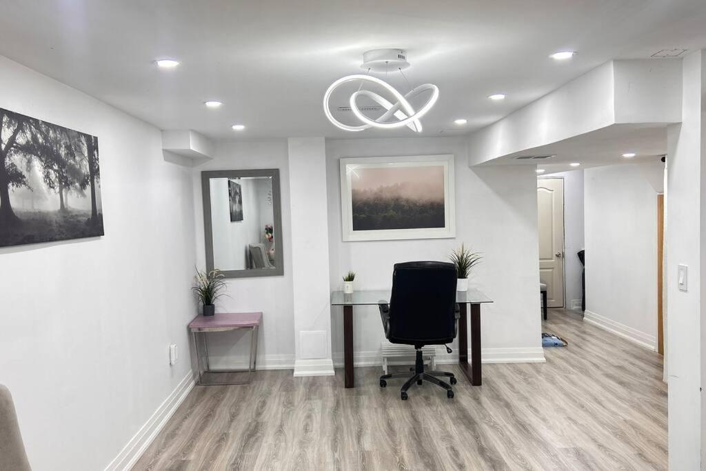 Super Luxury Family Home - 3 Bedrooms, 1 Full Bathroom And 1 Half Washroom With Free Parking, Wifi, Netflix Τορόντο Εξωτερικό φωτογραφία