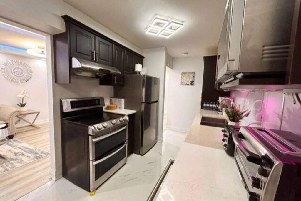 Super Luxury Family Home - 3 Bedrooms, 1 Full Bathroom And 1 Half Washroom With Free Parking, Wifi, Netflix Τορόντο Εξωτερικό φωτογραφία