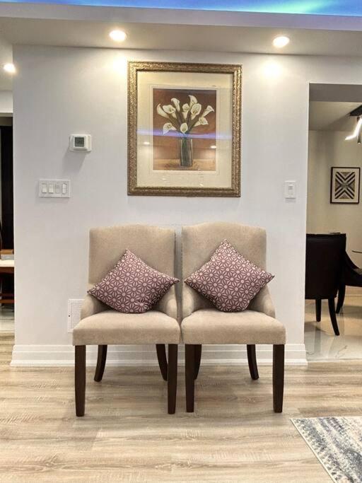 Super Luxury Family Home - 3 Bedrooms, 1 Full Bathroom And 1 Half Washroom With Free Parking, Wifi, Netflix Τορόντο Εξωτερικό φωτογραφία
