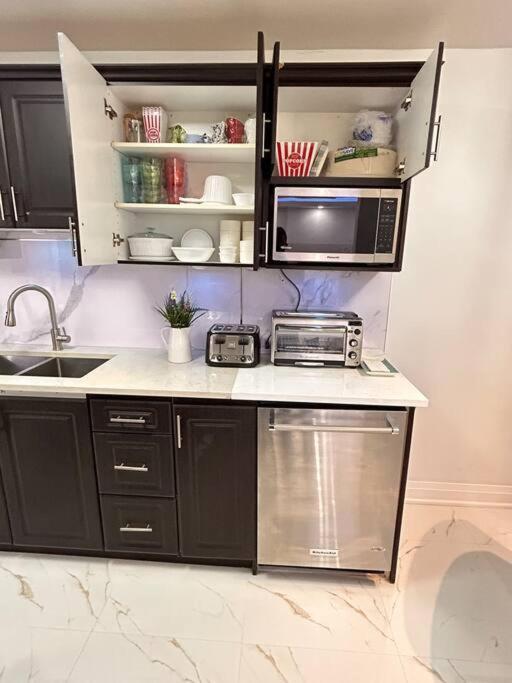 Super Luxury Family Home - 3 Bedrooms, 1 Full Bathroom And 1 Half Washroom With Free Parking, Wifi, Netflix Τορόντο Εξωτερικό φωτογραφία