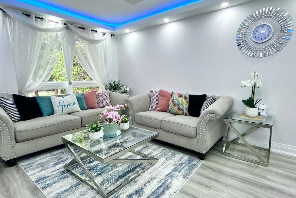 Super Luxury Family Home - 3 Bedrooms, 1 Full Bathroom And 1 Half Washroom With Free Parking, Wifi, Netflix Τορόντο Εξωτερικό φωτογραφία